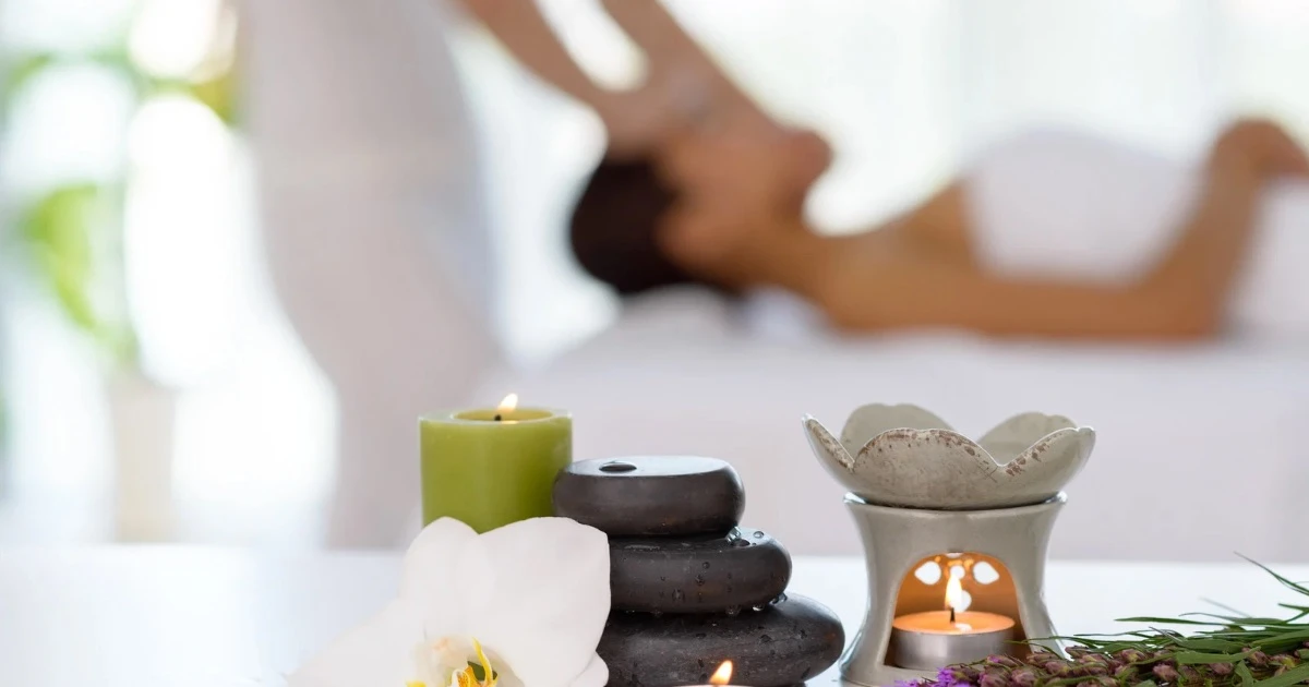 一個女人在做香氛SPA,想透過香氛療癒的力量,讓肌膚更健康。