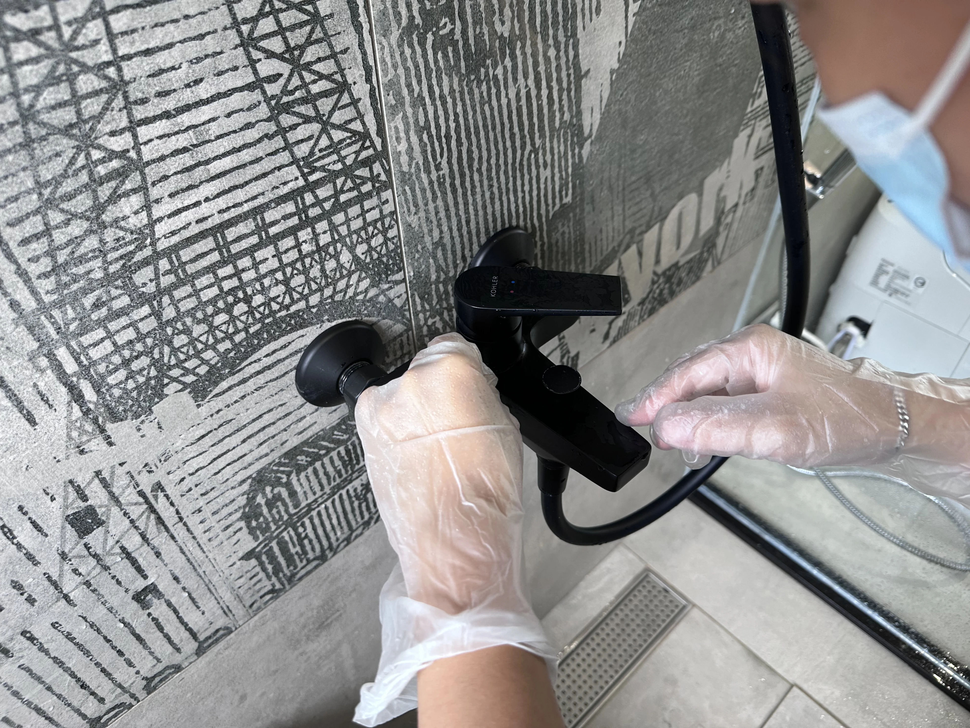 浴室磁磚鍍膜的重要性：4個重點帶你看為什麼浴室要鍍膜｜浴室鍍膜推薦水宅研居