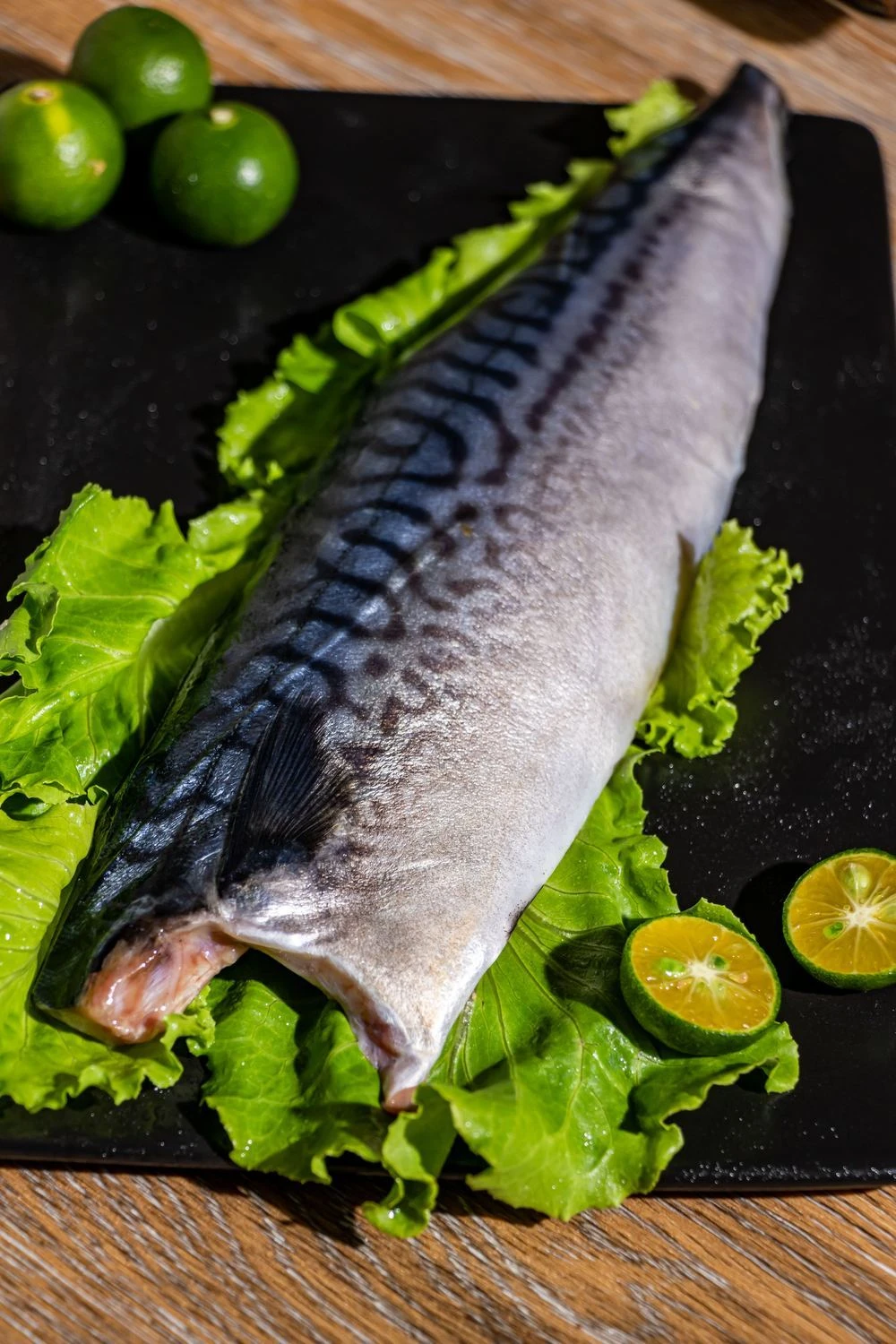 鯖魚原切魚片，魚皮紋理清楚、肉質厚實