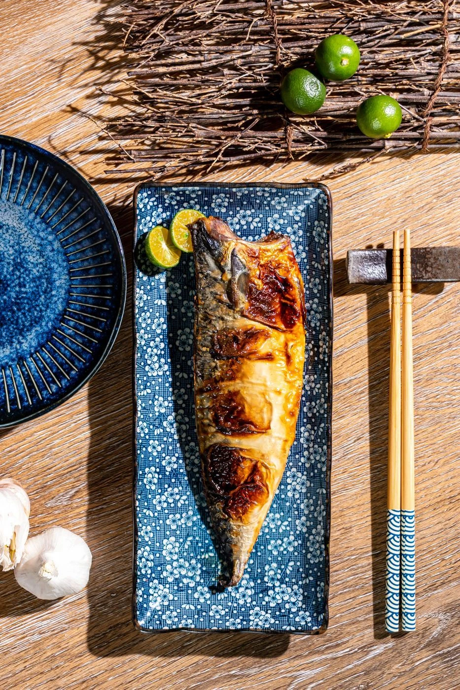 香烤鯖魚擺盤，外皮金黃油亮，適合家庭晚餐與便當加菜