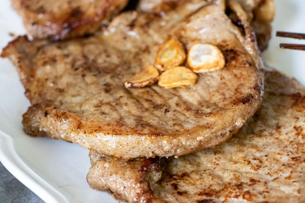 蒜香肉排上桌 蒜粒金黃