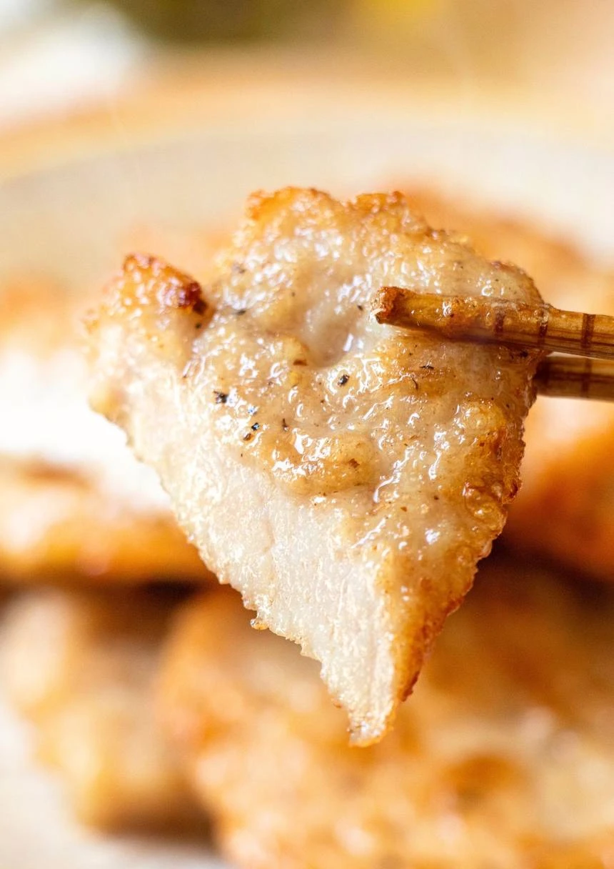 卡哇伊鮮嫩厚豬排 醃漬入味豬里肌 煎熟金黃特寫 露營烤肉食材