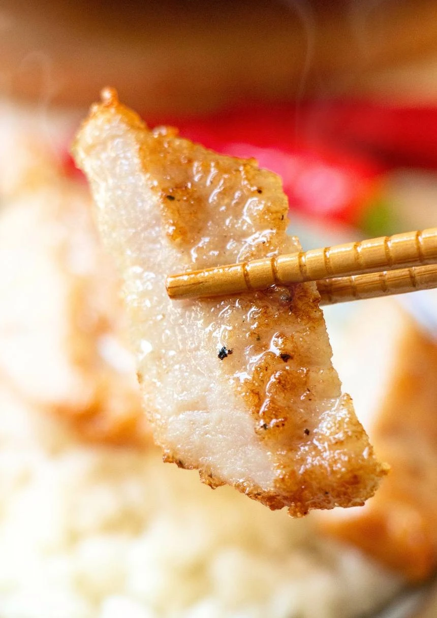 卡哇伊鮮嫩厚豬排 筷子夾起厚切豬排 肉汁光澤特寫 冷凍宅配