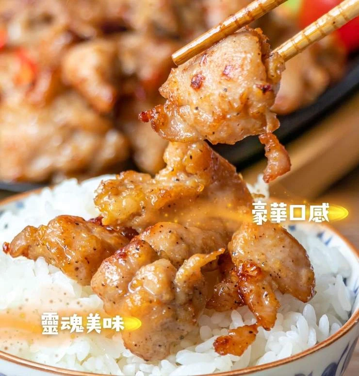 三聲買 蒜香松阪雞丁 筷子夾起蒜香雞丁蓋在白飯上