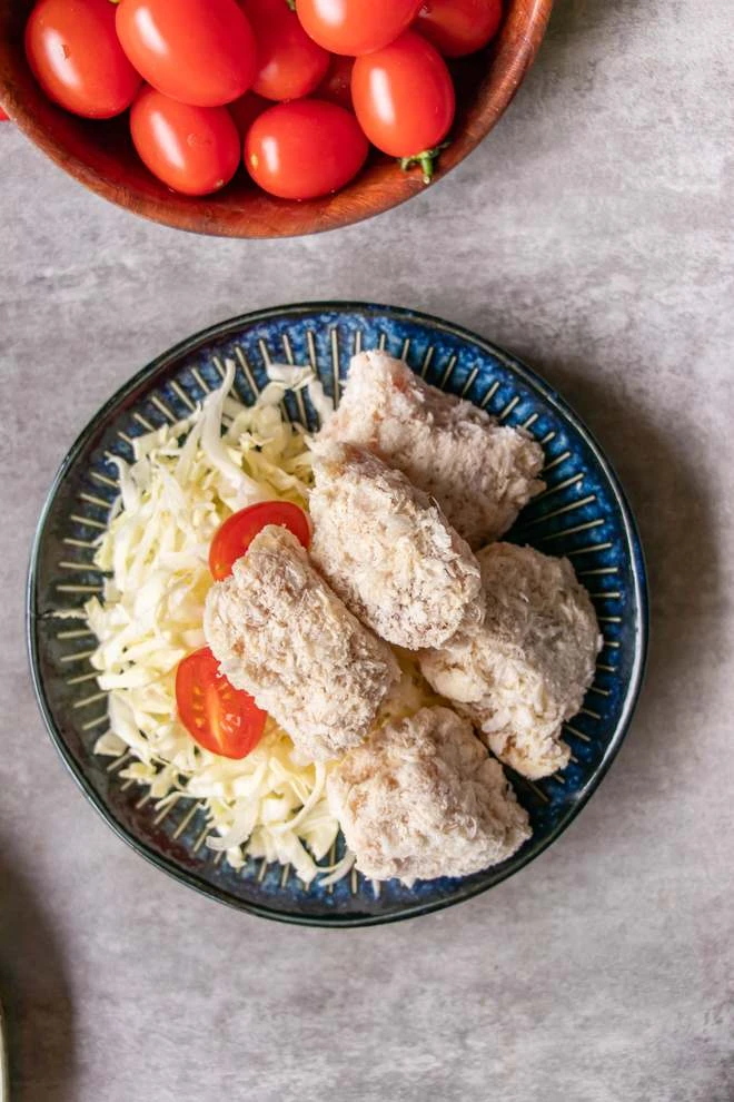 三聲買 日式豬球 未油炸的原狀，外層可見日式麵包粉