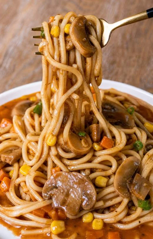 三聲買 蘑菇鐵板麵 叉子挑起麵條 煮好上桌