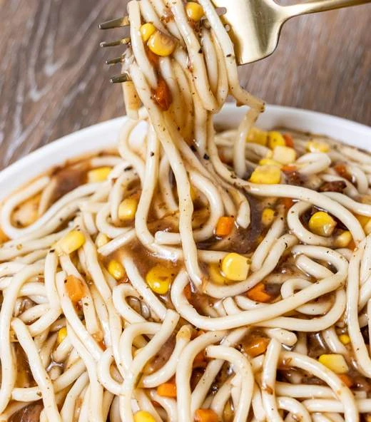 三聲買 鐵板麵 麵體特寫 醬汁裹住粗麵