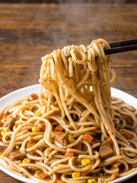 三聲買 黑胡椒鐵板麵 筷子夾起冒煙 冷凍即食宵夜