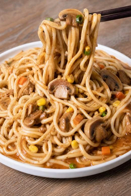 三聲買 蘑菇鐵板麵 筷子夾起 冷凍宅配常備