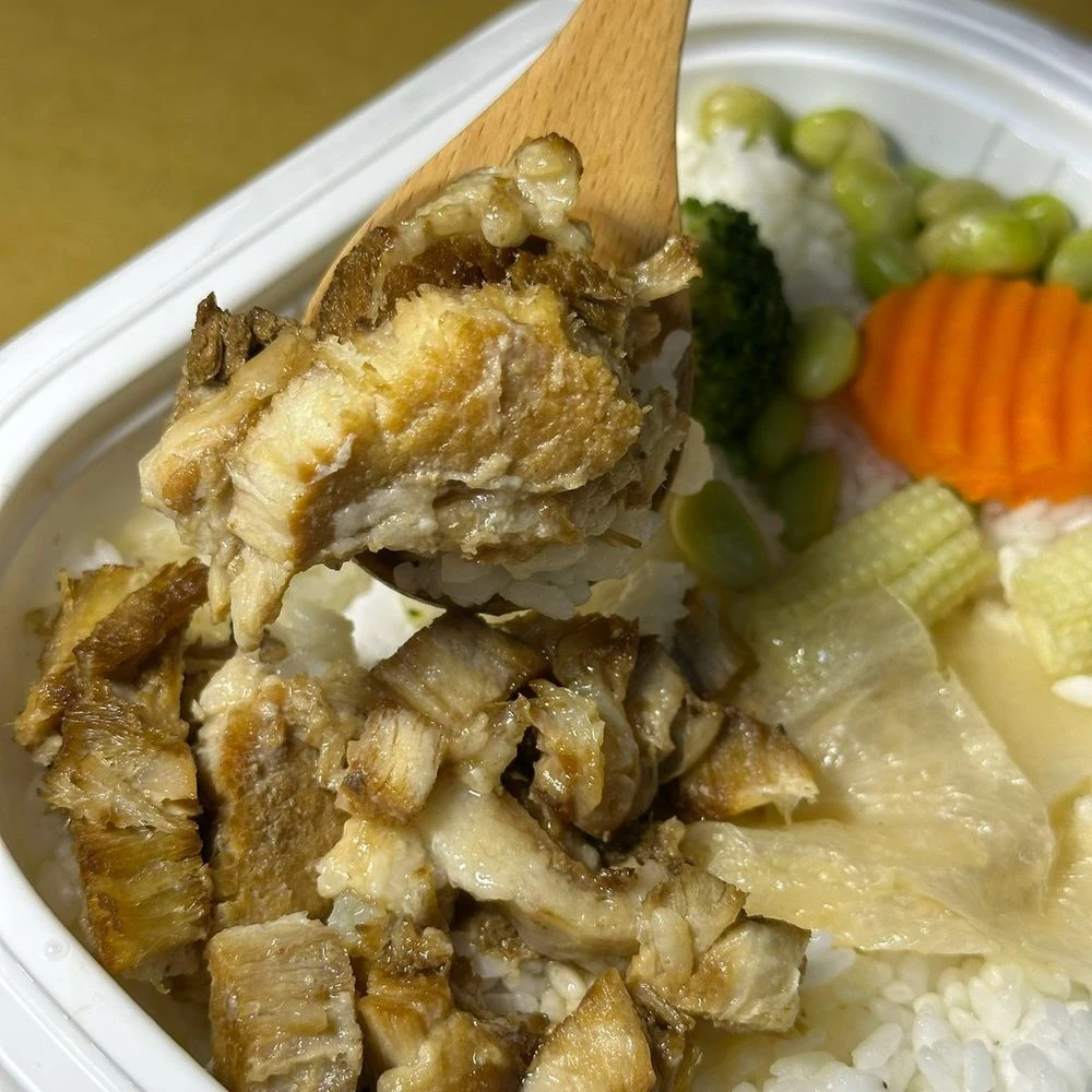 三聲買 NG焢肉便當 實拍 舀起焢肉