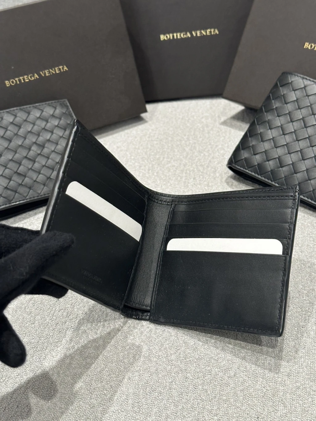 BOTTEGA VENETA 經典編織八卡對開短夾