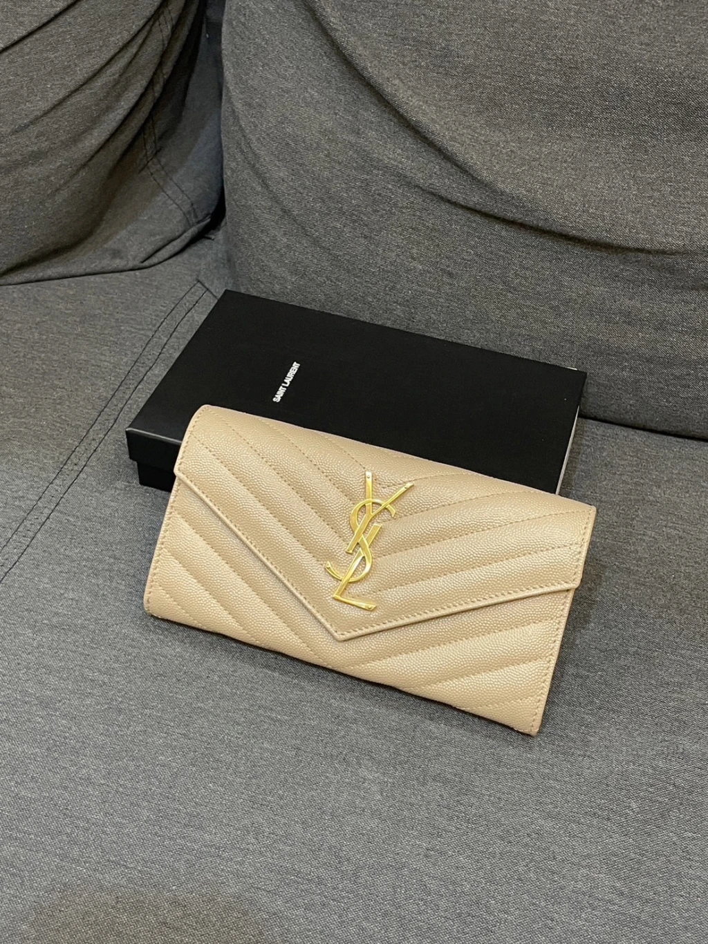 YSL 奶茶金釦信封長夾
