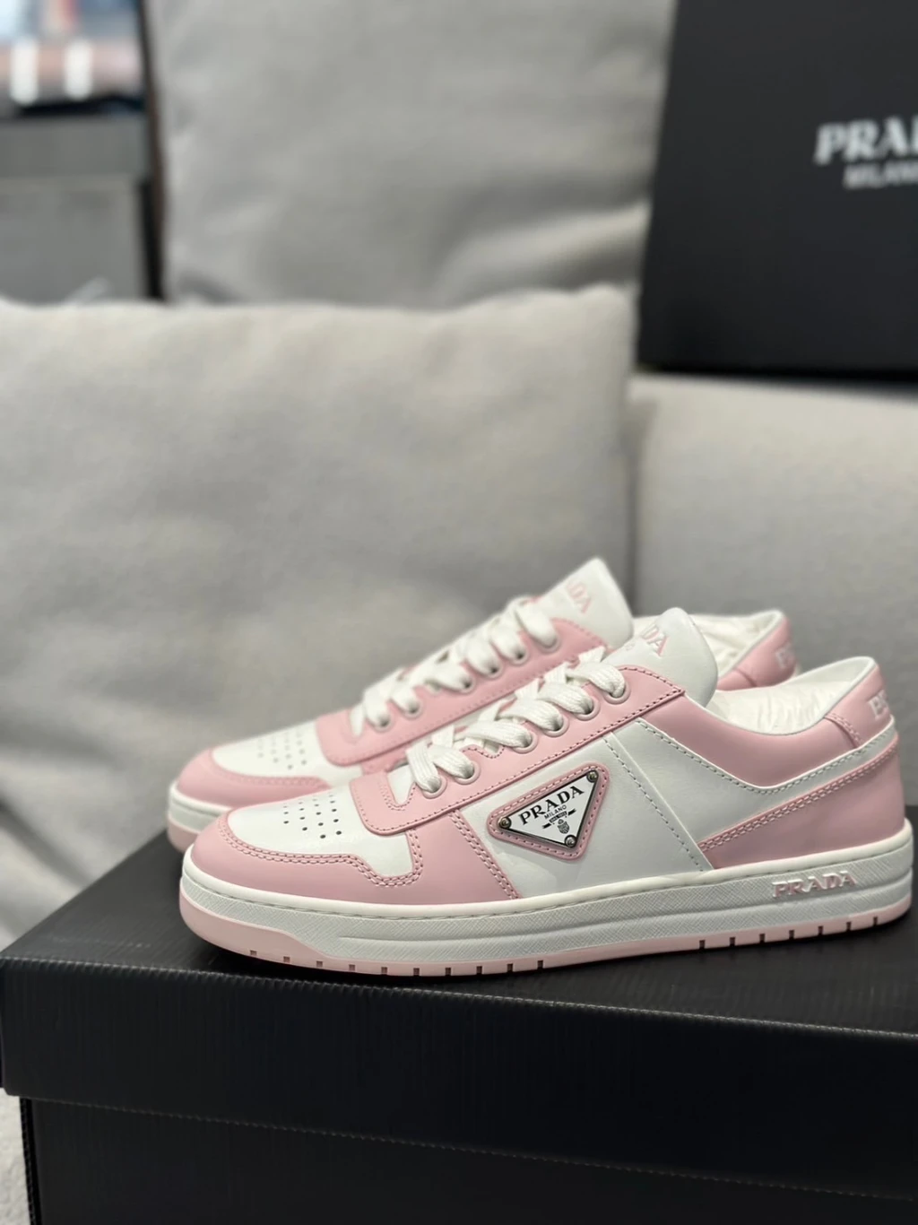 (依尺碼報價)Prada 粉白 運動鞋