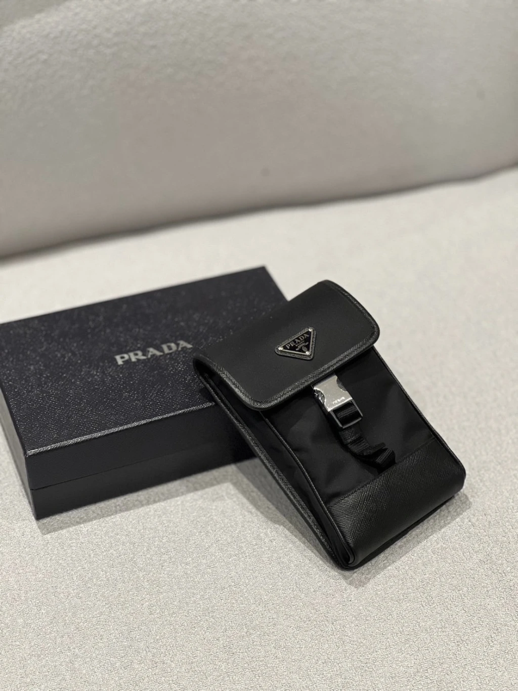 Prada 鐵牌 手機包