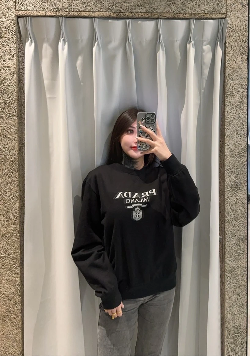 Prada 大學T