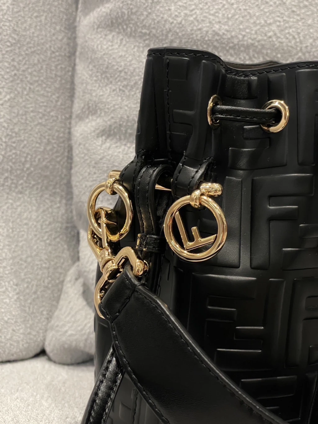 Fendi 滿版壓紋水桶包