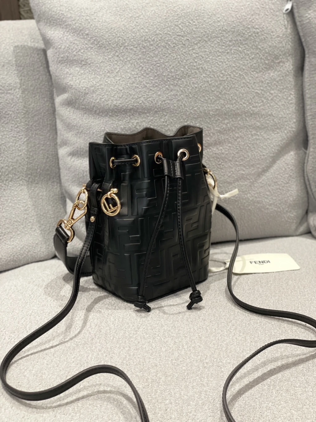 Fendi 滿版壓紋水桶包