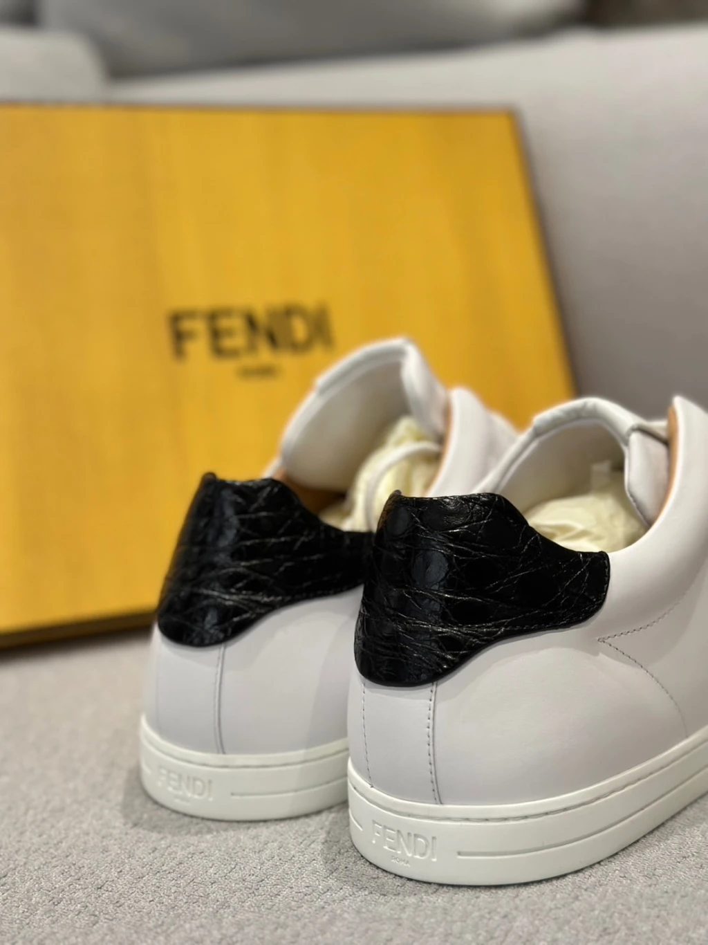 (依尺碼報價)Fendi 皮革休閒鞋