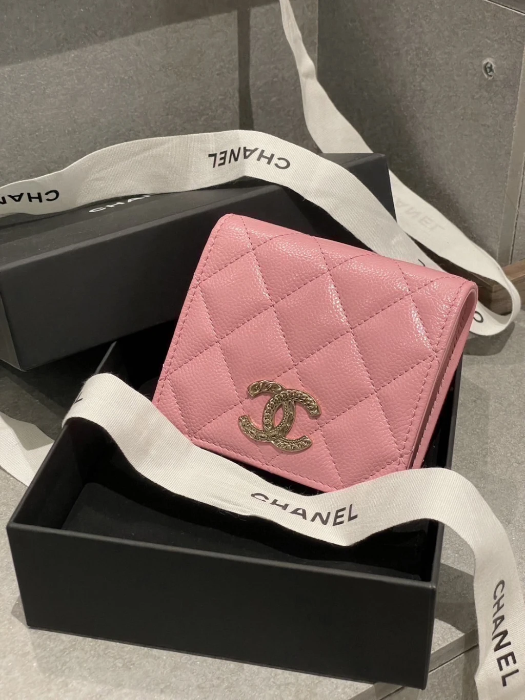 Chanel 櫻花粉 對開短夾