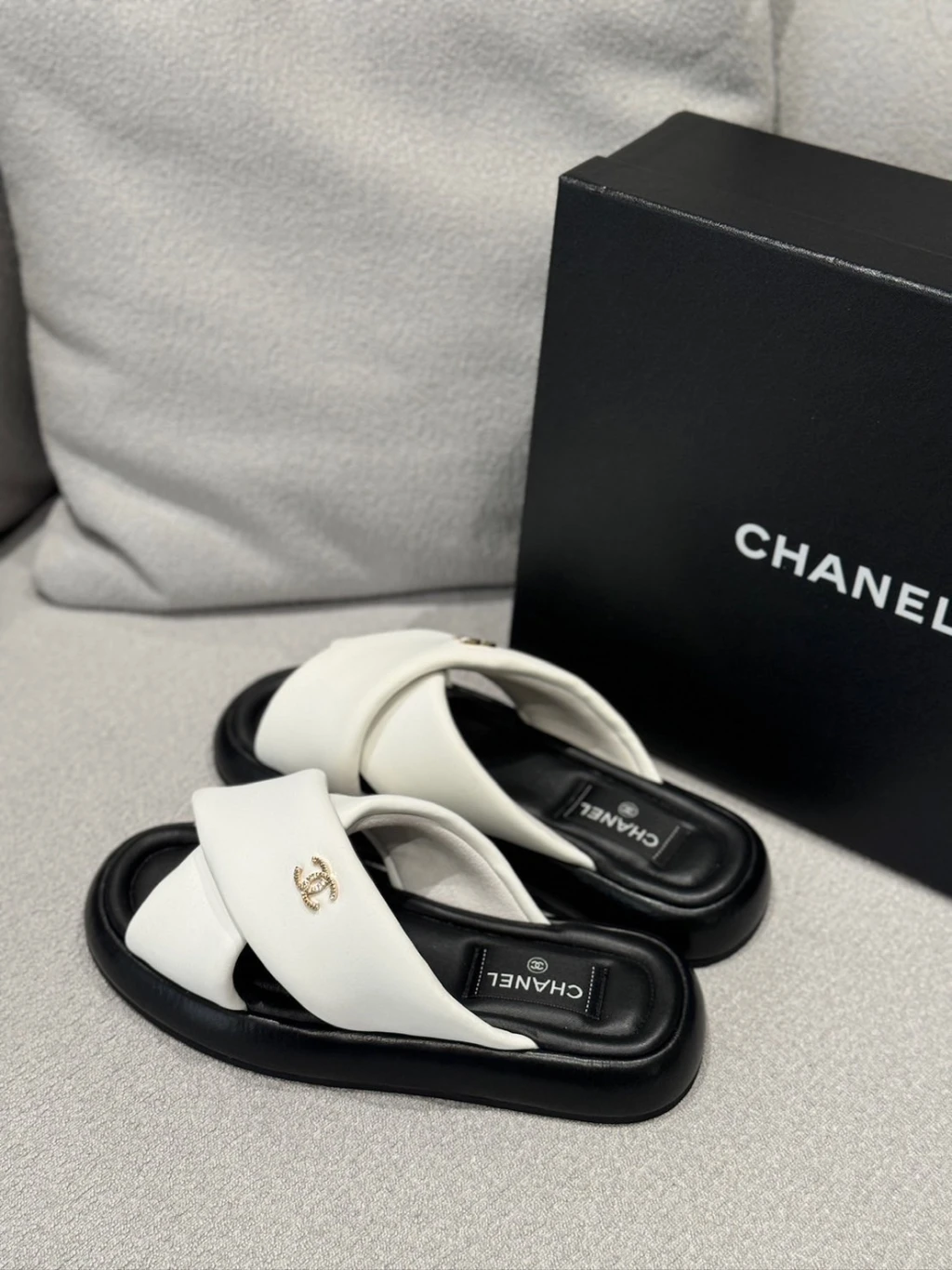 (依尺碼報價)Chanel 交叉 拖鞋