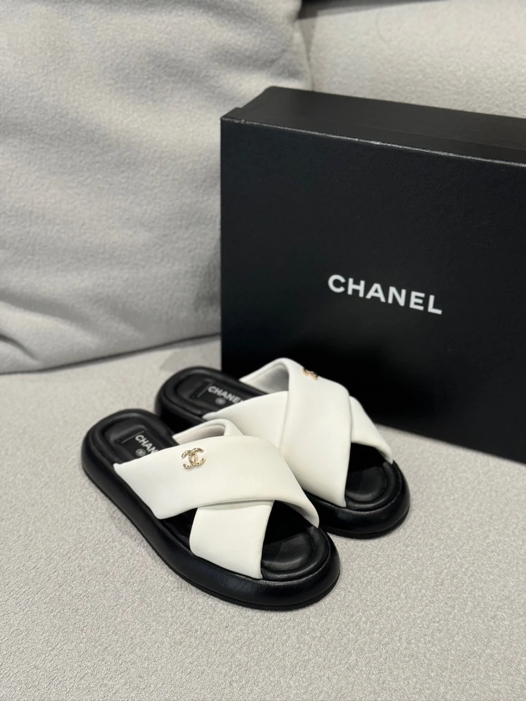 (依尺碼報價)Chanel 交叉 拖鞋