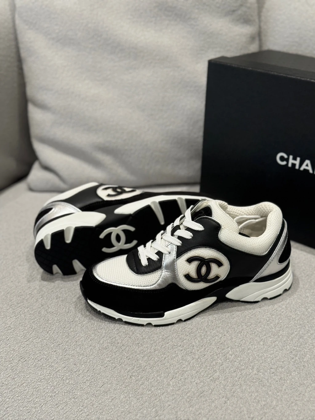 (依尺碼報價)Chanel 拼接熊貓鞋