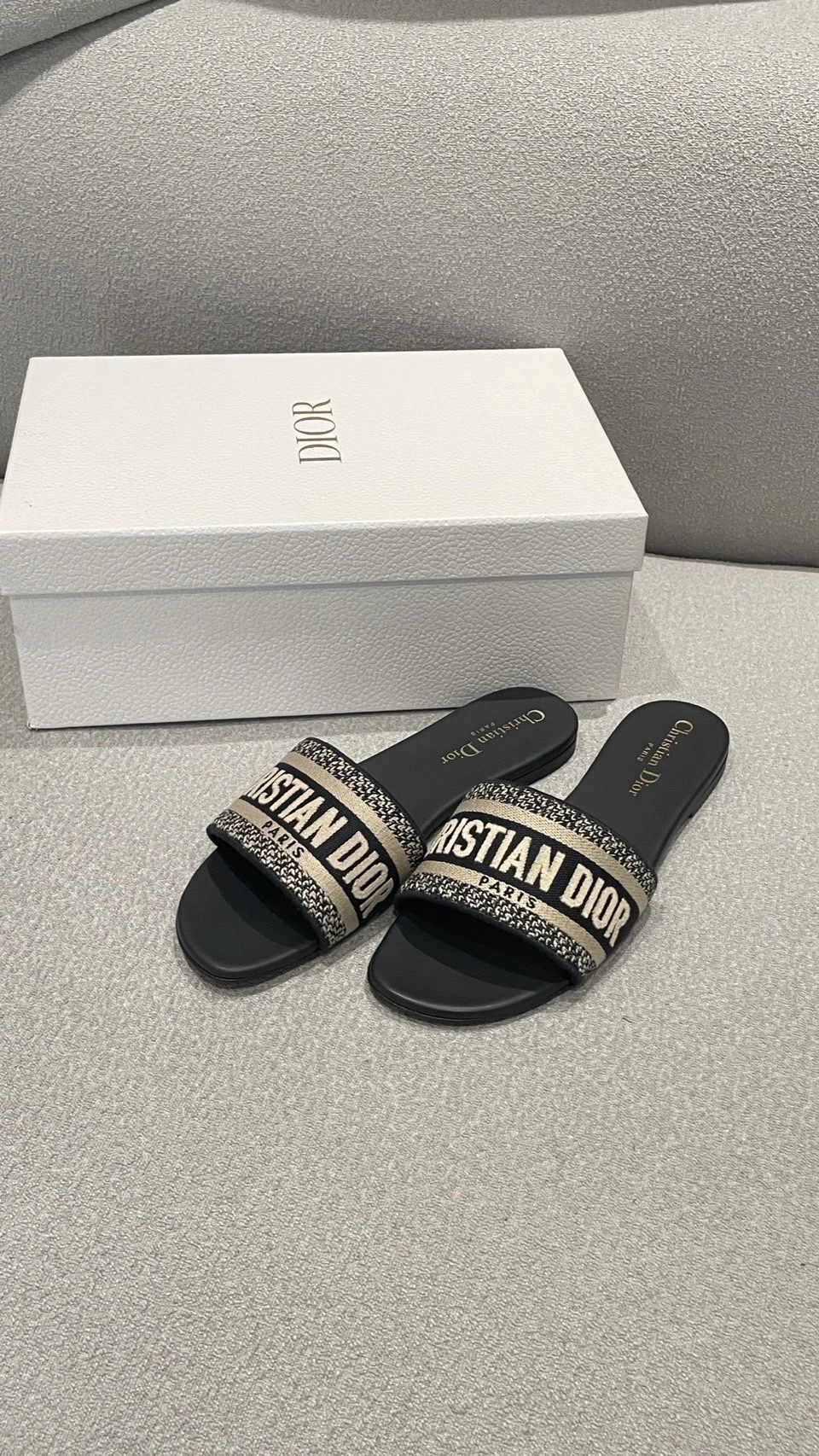 Dior 刺繡拖鞋 黑(斷貨)