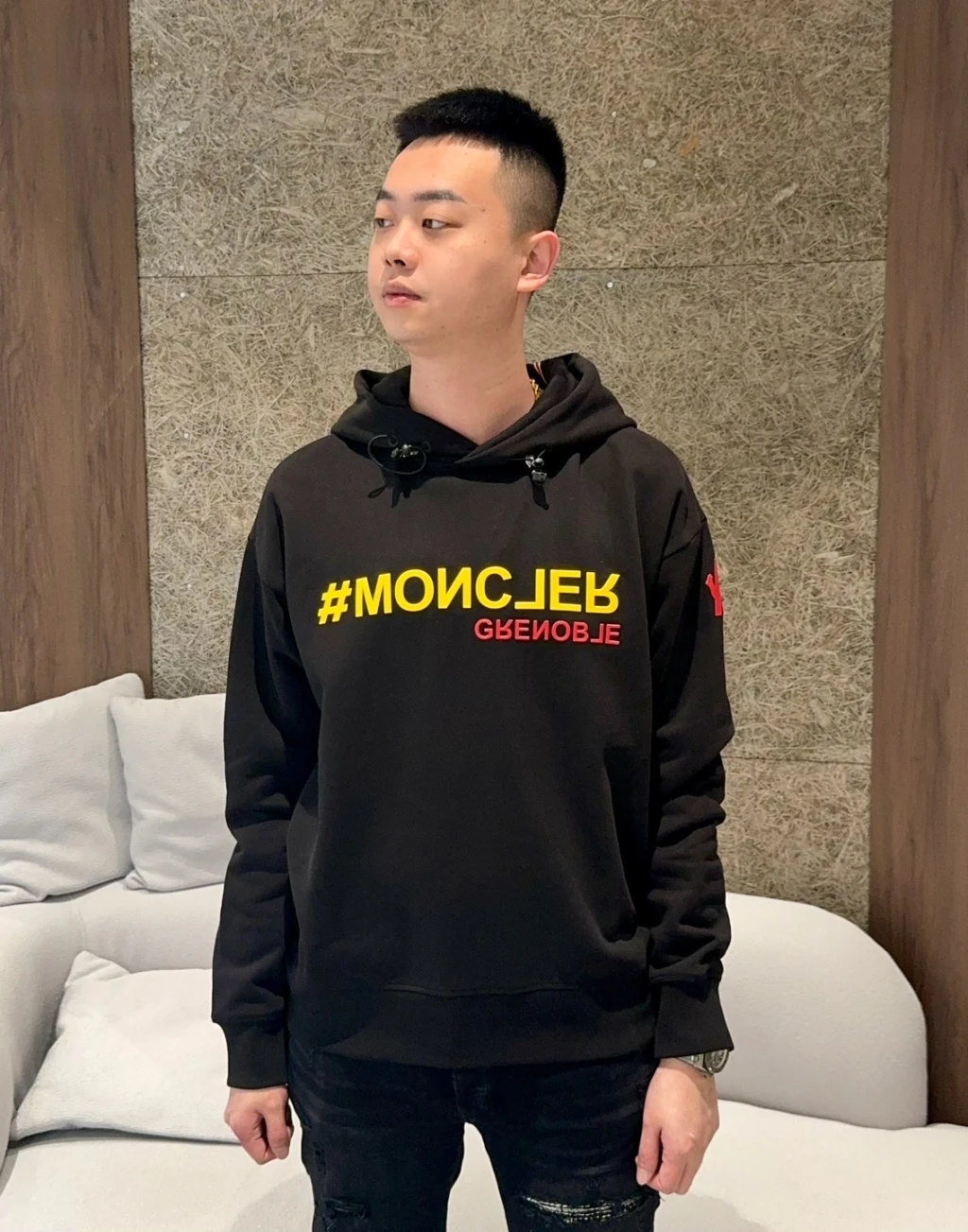 Moncler 黑底吉諾波膠印文字帽踢