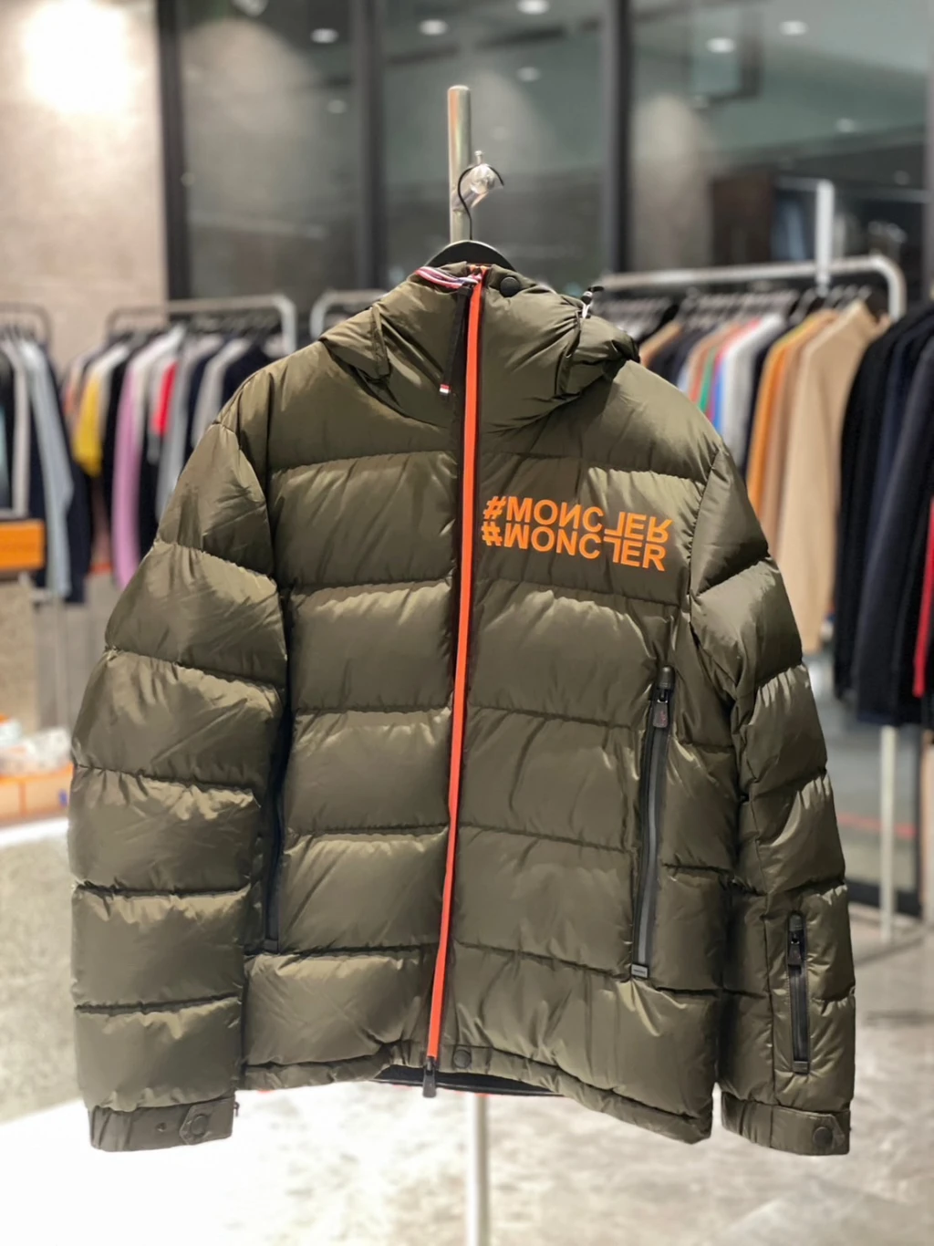 Moncler 羽絨外套 橘字母logo