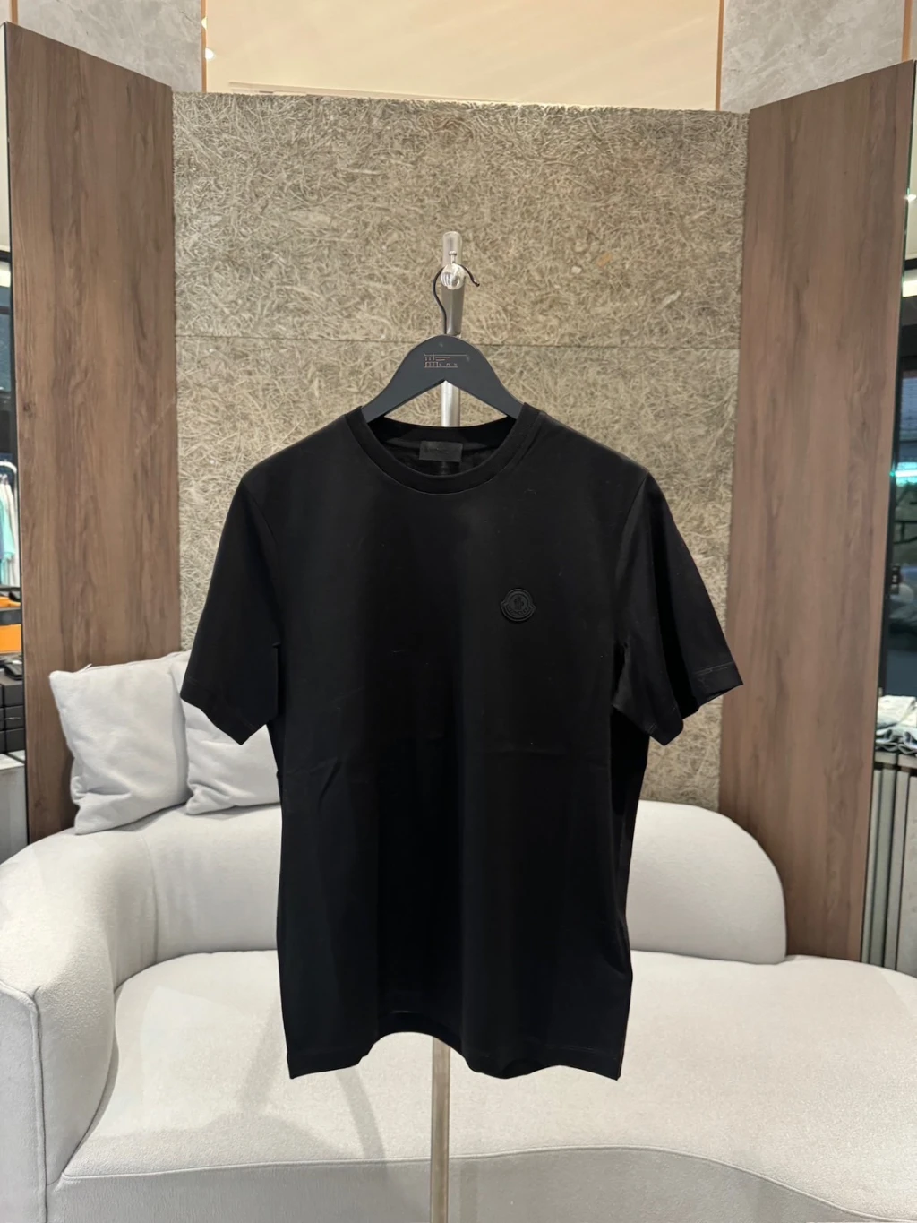 Moncler 背後字母大logo 黑