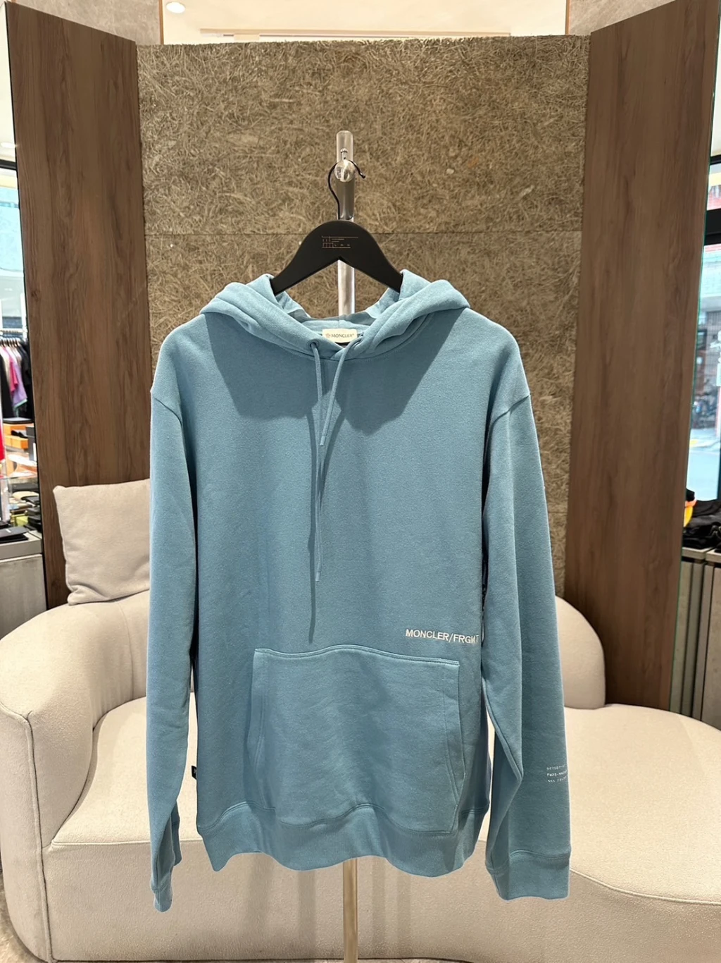 Moncler 背後山峰帽踢