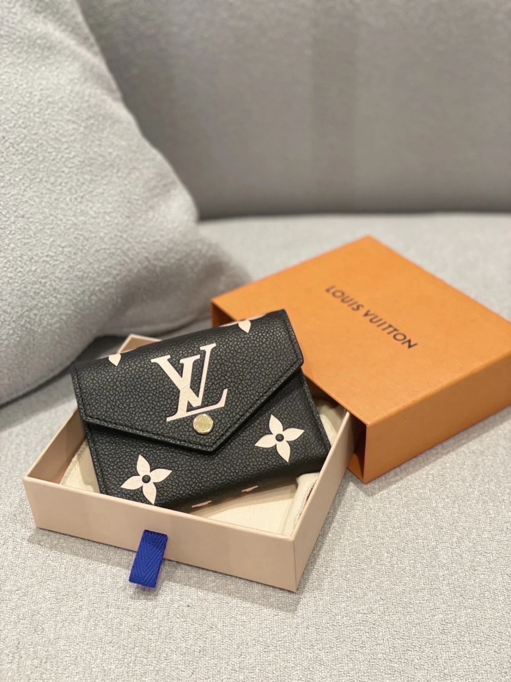 LV 新款大LOGO 三折短夾