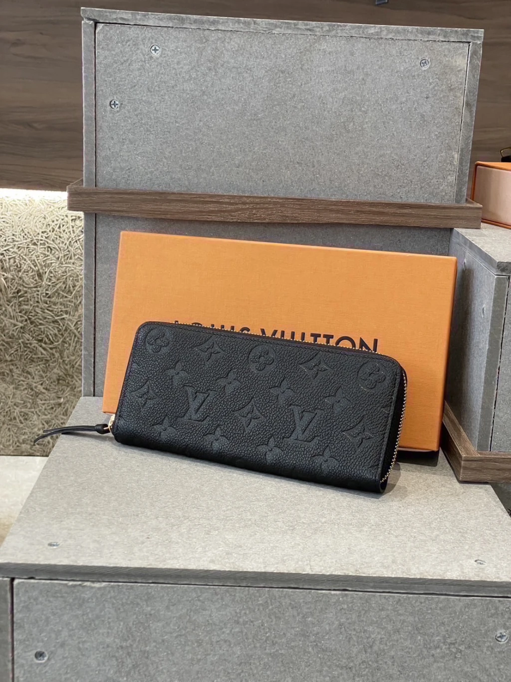 LV 滿板壓紋(小) 拉鍊長夾