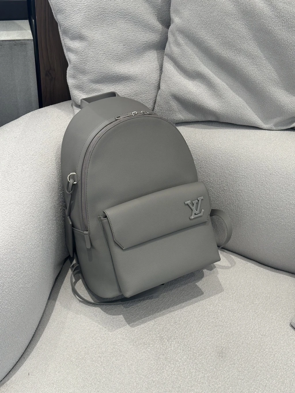 LV 水泥灰後背包