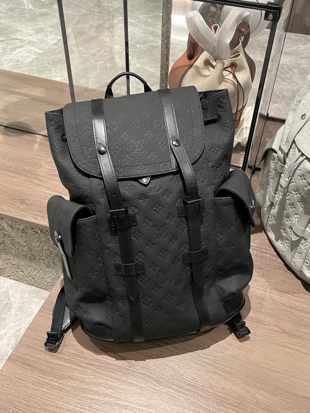 LV 黑壓紋後背包(MM)