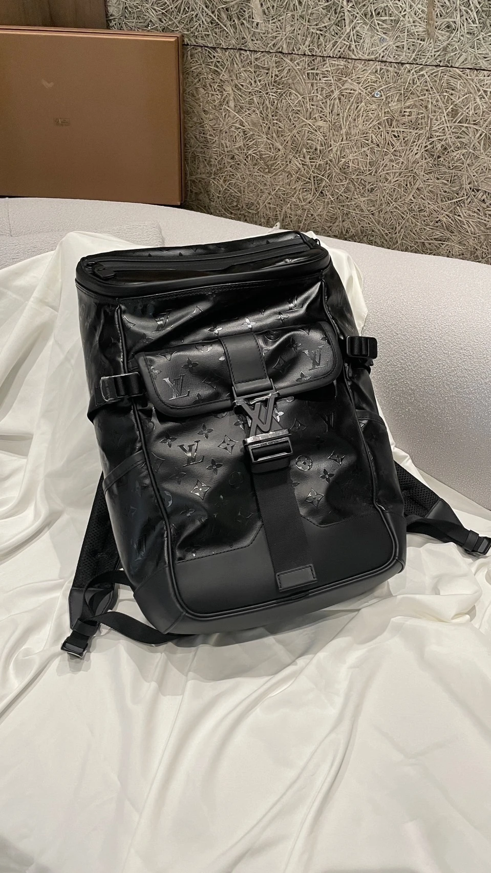 LV 新款浮雕壓紋 雙肩包