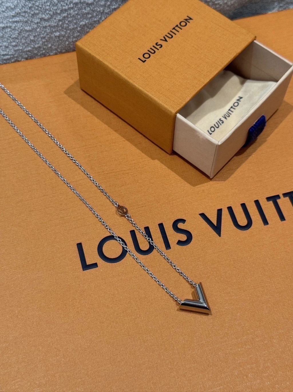LV V字銀色 項鍊