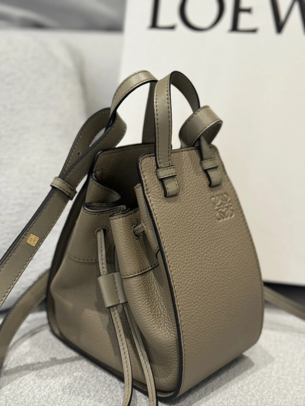 Loewe mini 沙色 吊床包