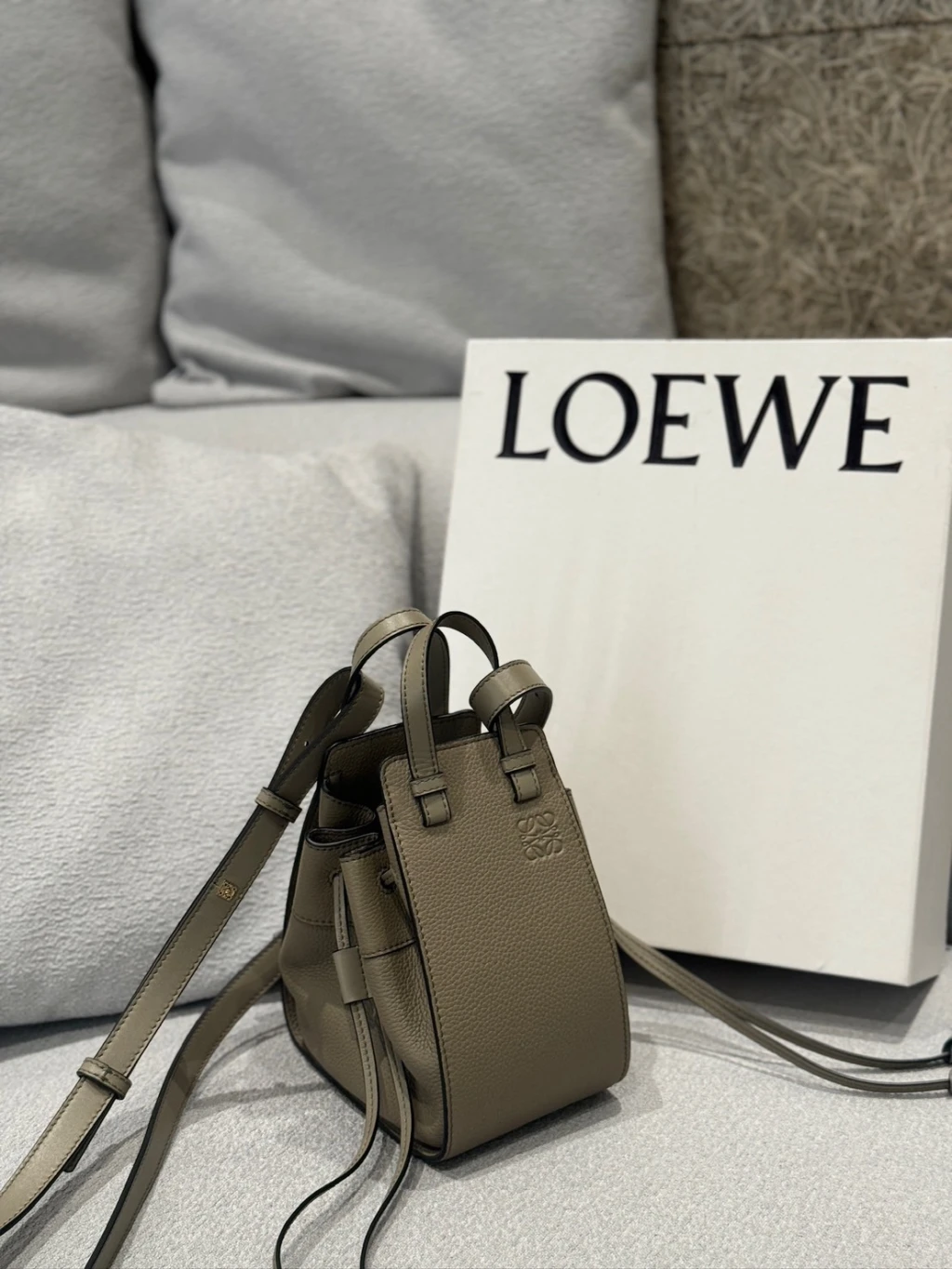 Loewe mini 沙色 吊床包