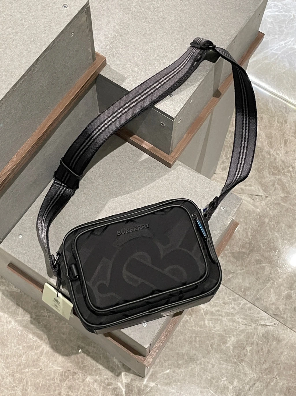 Burberry TB斜背包