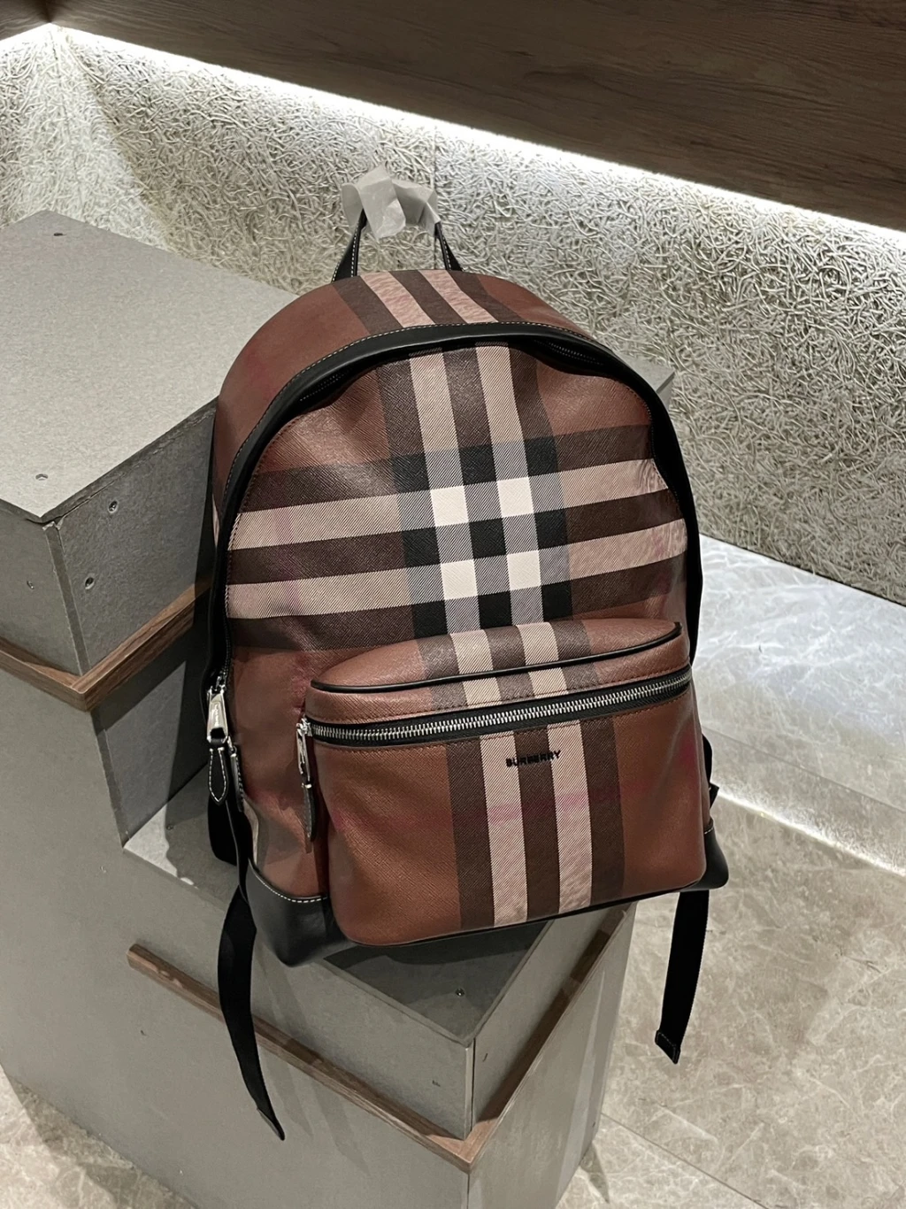 Burberry 新款格紋後背包