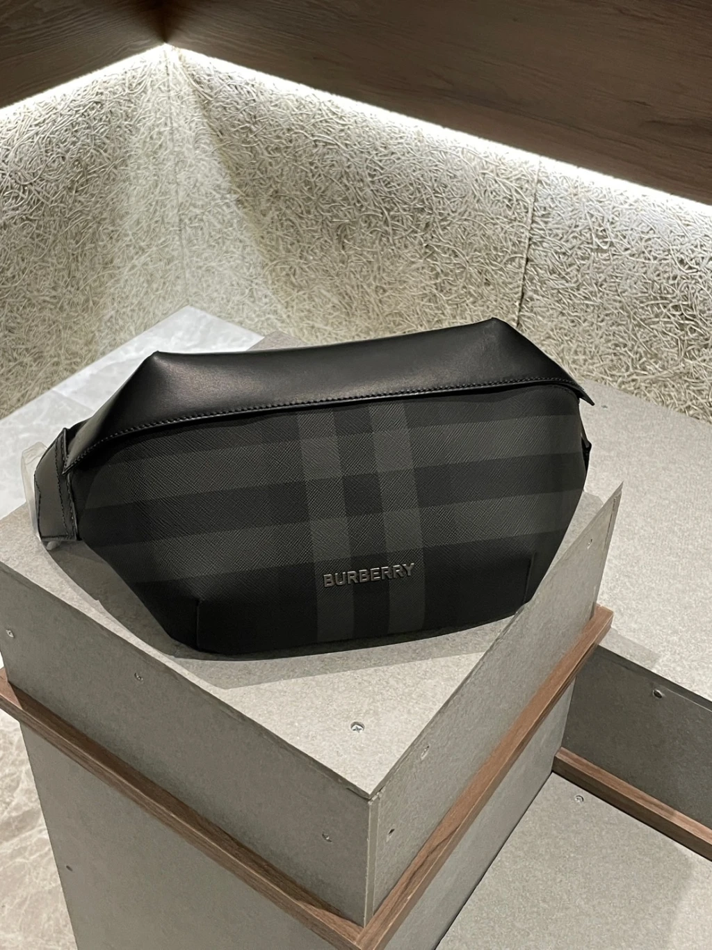 Burberry 黑格紋腰包