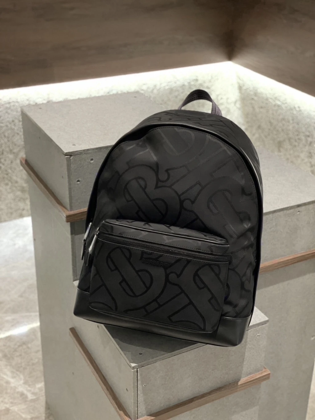 Burberry 滿版TB後揹包