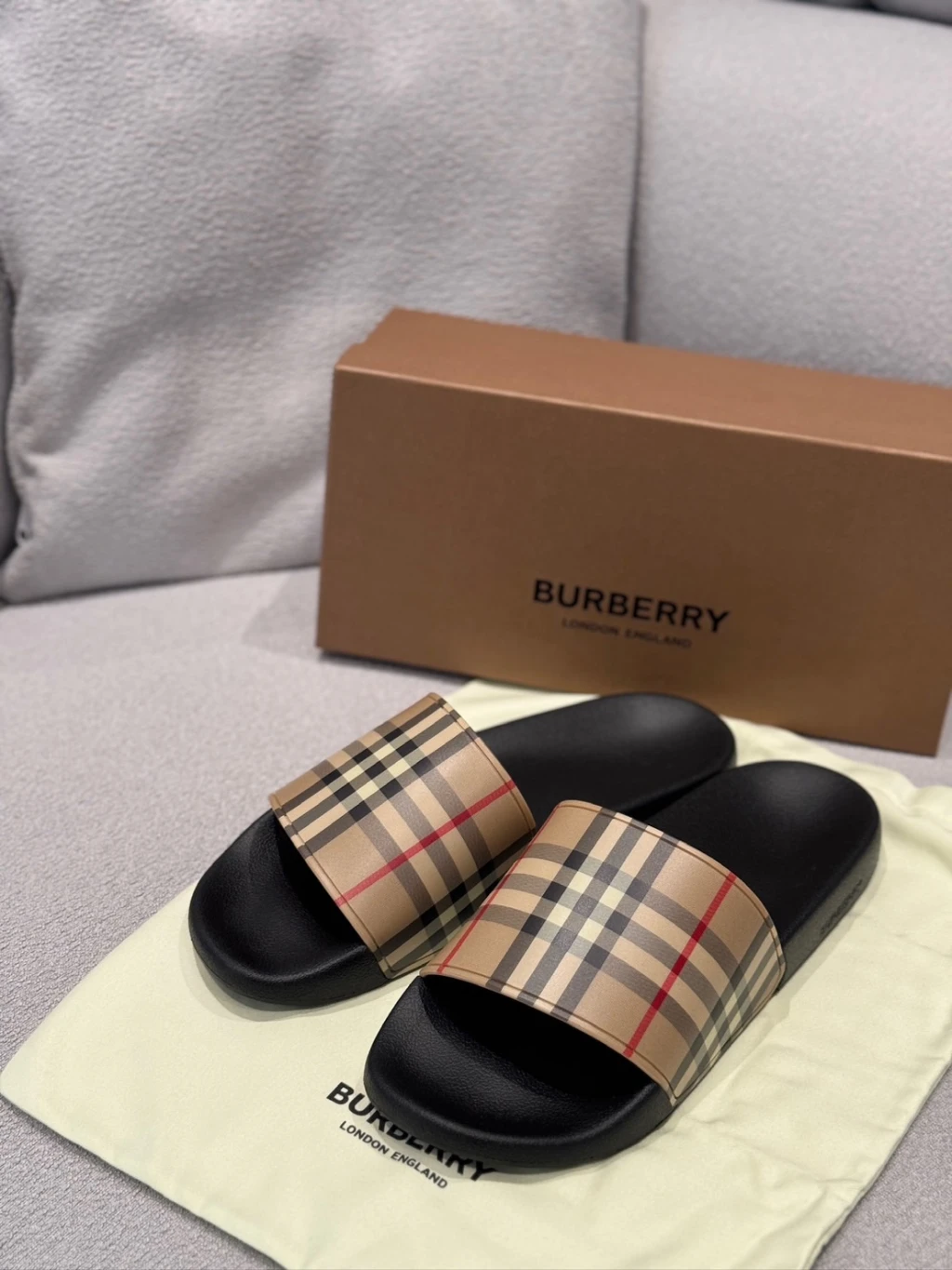 Burberry 格紋拖鞋