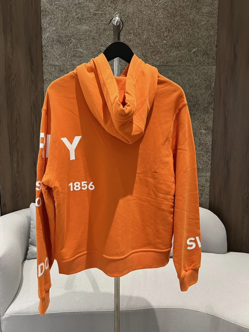 Burberry 字母緯度 帽T