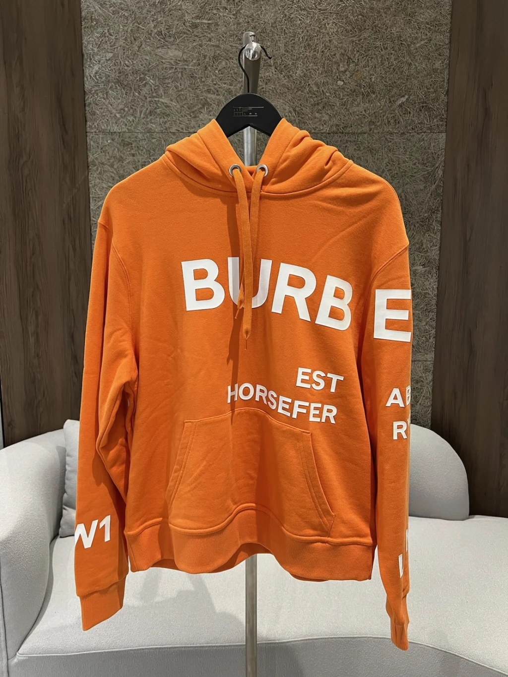 Burberry 字母緯度 帽T