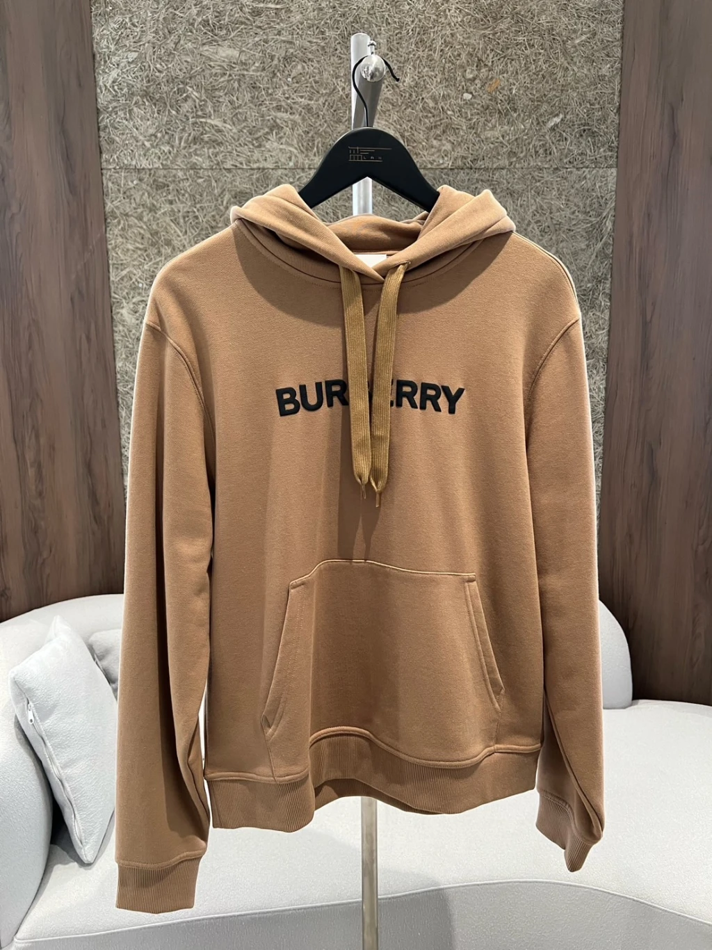 Burberry 字母款 帽T