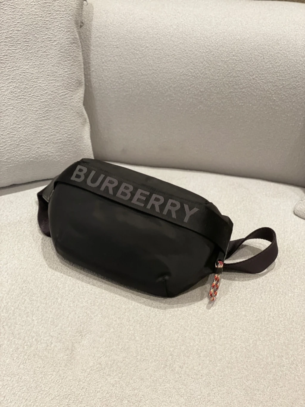 burberry 字母款腰包