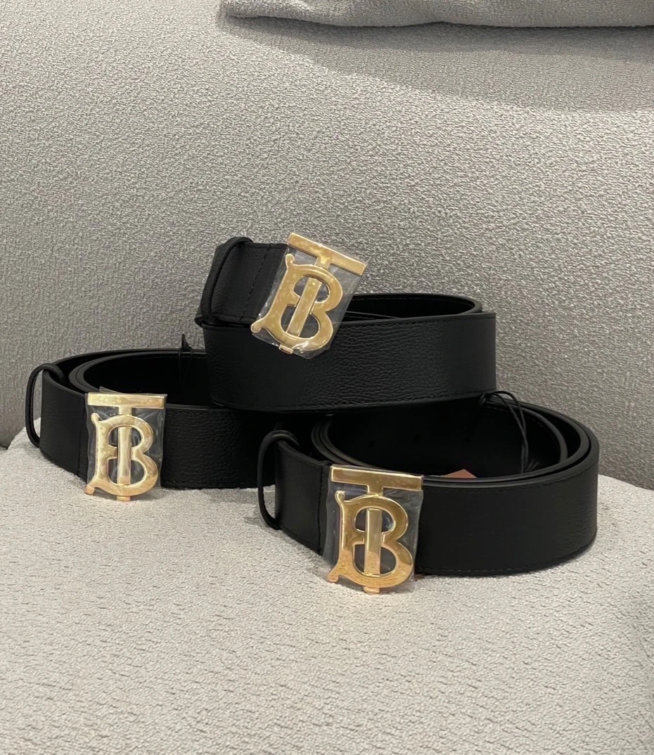 Burberry 金扣皮帶