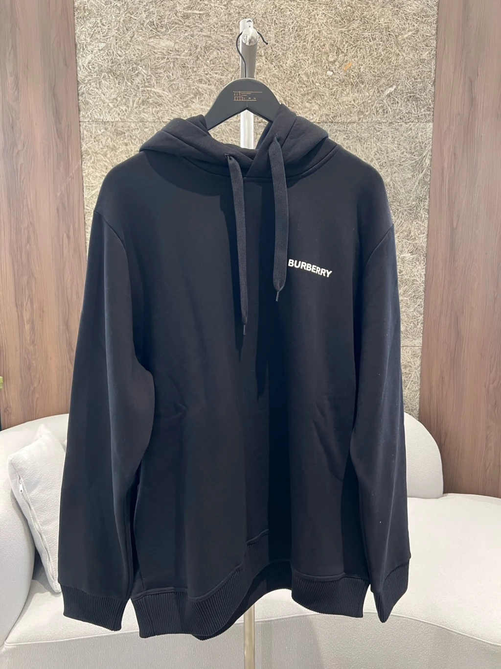 Burberry 背後 戰馬大LOGO